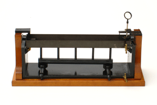 imagem do aparelho de Lavoisier e Laplace para determinar o coeficiente de dilatao linear dos slidos